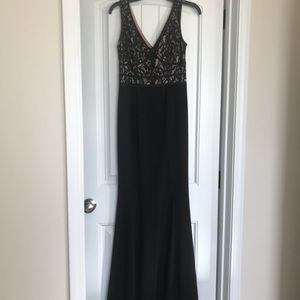 Long elegant dress!!! Cache size 4. Fits like 6